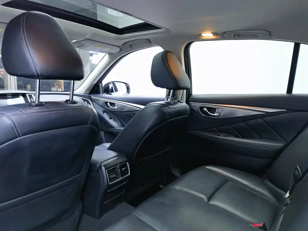 Infiniti Q50 3.7 L Comfort