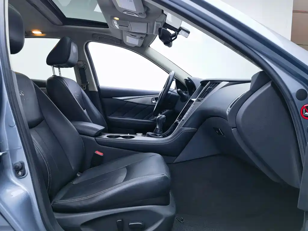 Infiniti Q50 3.7 L Comfort