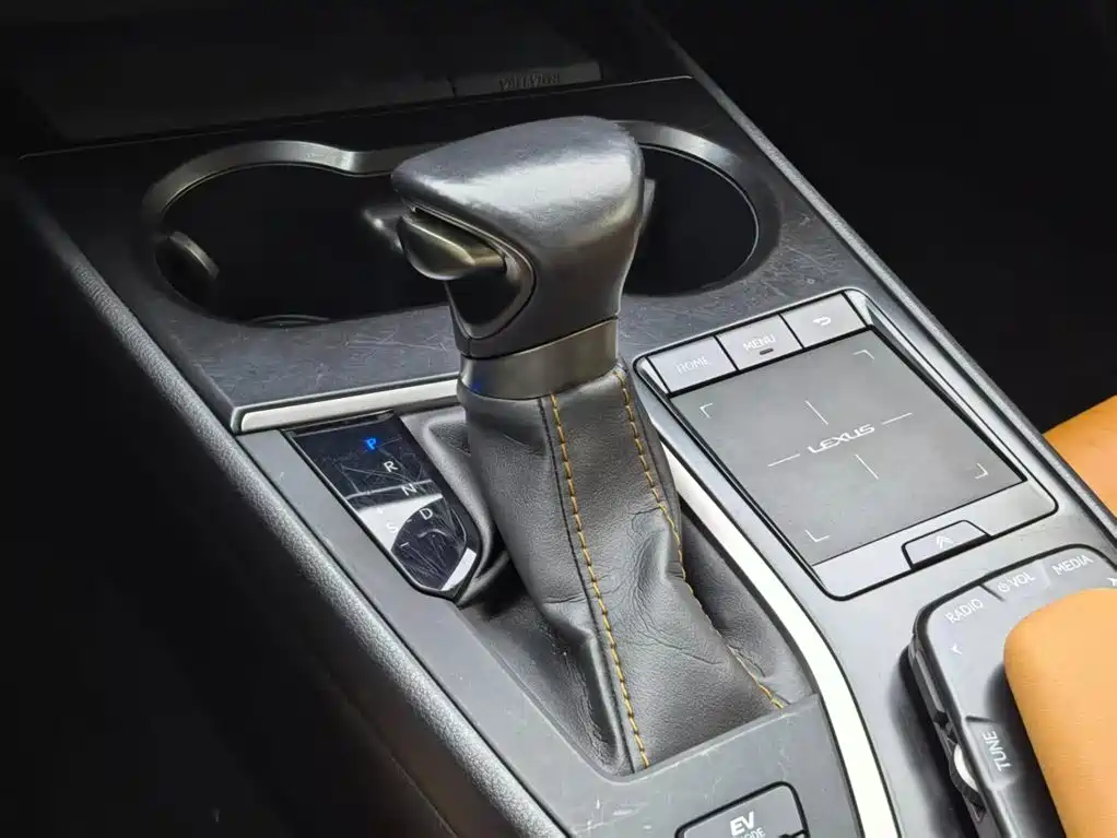Lexus UX 260 h ·