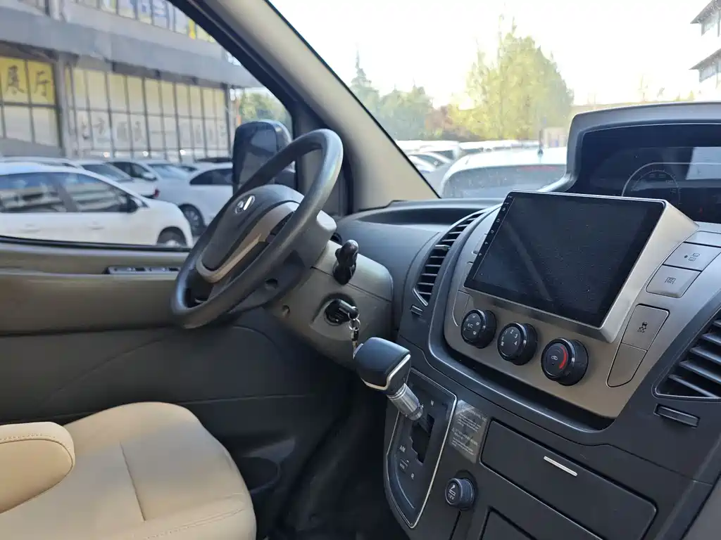 Xintu V80 新途V80 2017款 2.5 T AMT傲运通国IV长轴高顶6-10座