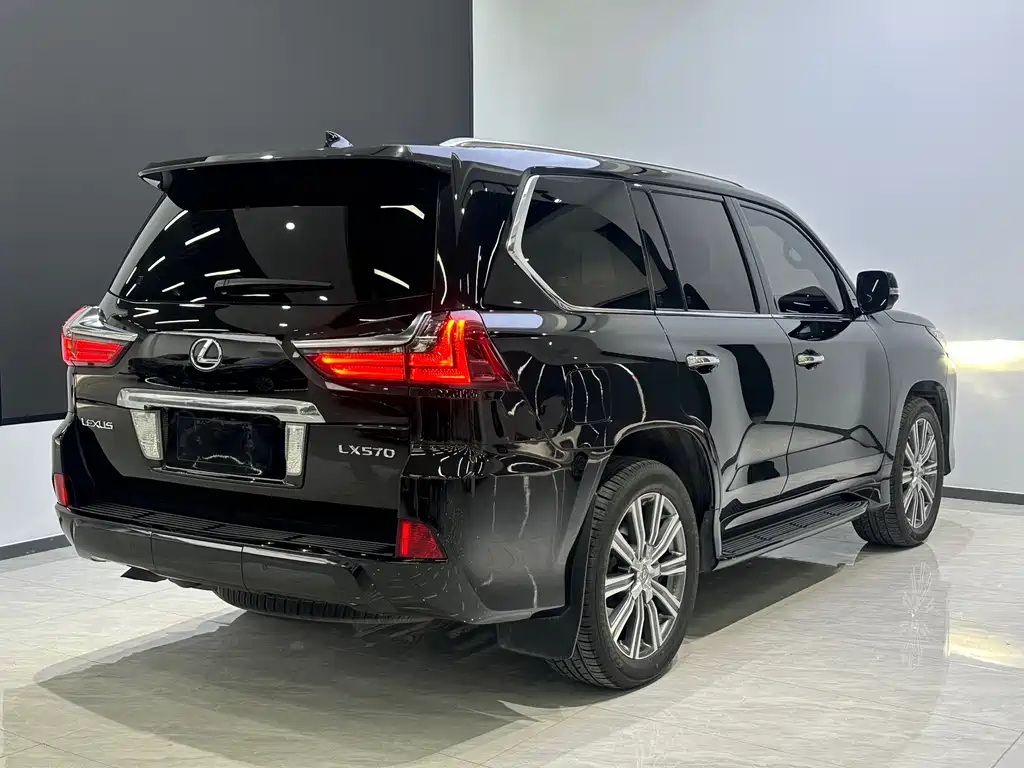 Lexus LX 570 Distinguished Luxury