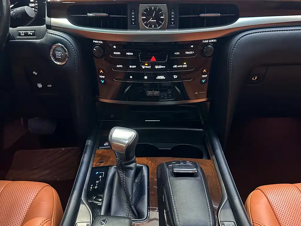 Lexus LX 570 Distinguished Luxury