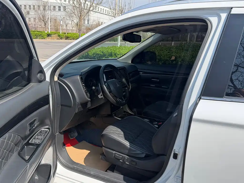 Outlander 2.4 L 4 WD Enjoyment 7-seat