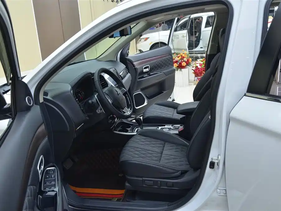 Outlander 2.4 L 4 WD Enjoyment 7-seat