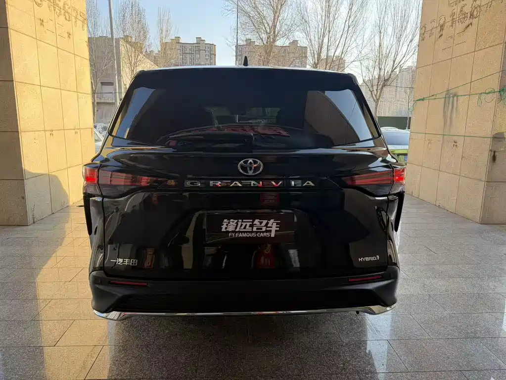 Granvia 2.5 L Hybrid Comfort