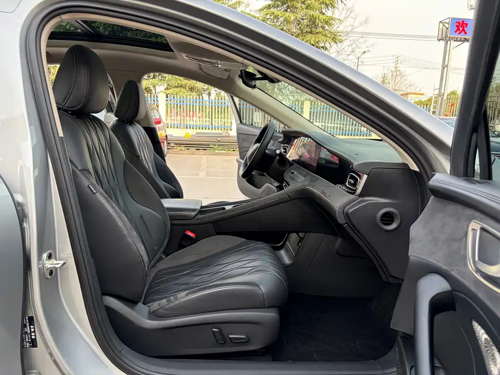 Roewe D7 DMH 125 km Flagship