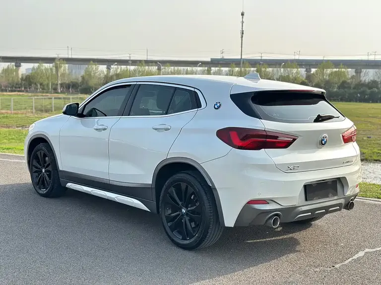 BMW X2 sDrive25 i Leading M Offroad Package