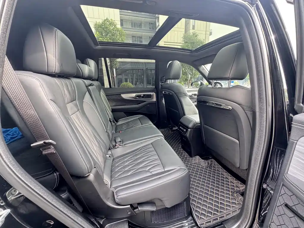 GAC Trumpchi GS8 Dual Engine Series 2.0 TM 2 WD Distinguished (7-seat)