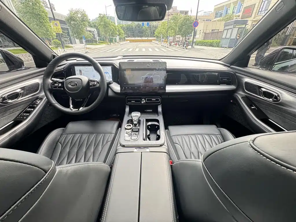 GAC Trumpchi GS8 Dual Engine Series 2.0 TM 2 WD Distinguished (7-seat)
