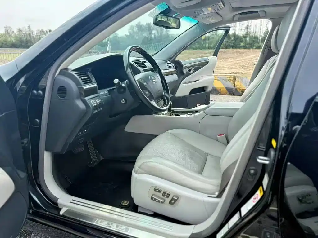 Lexus LS 600 hL Distinguished