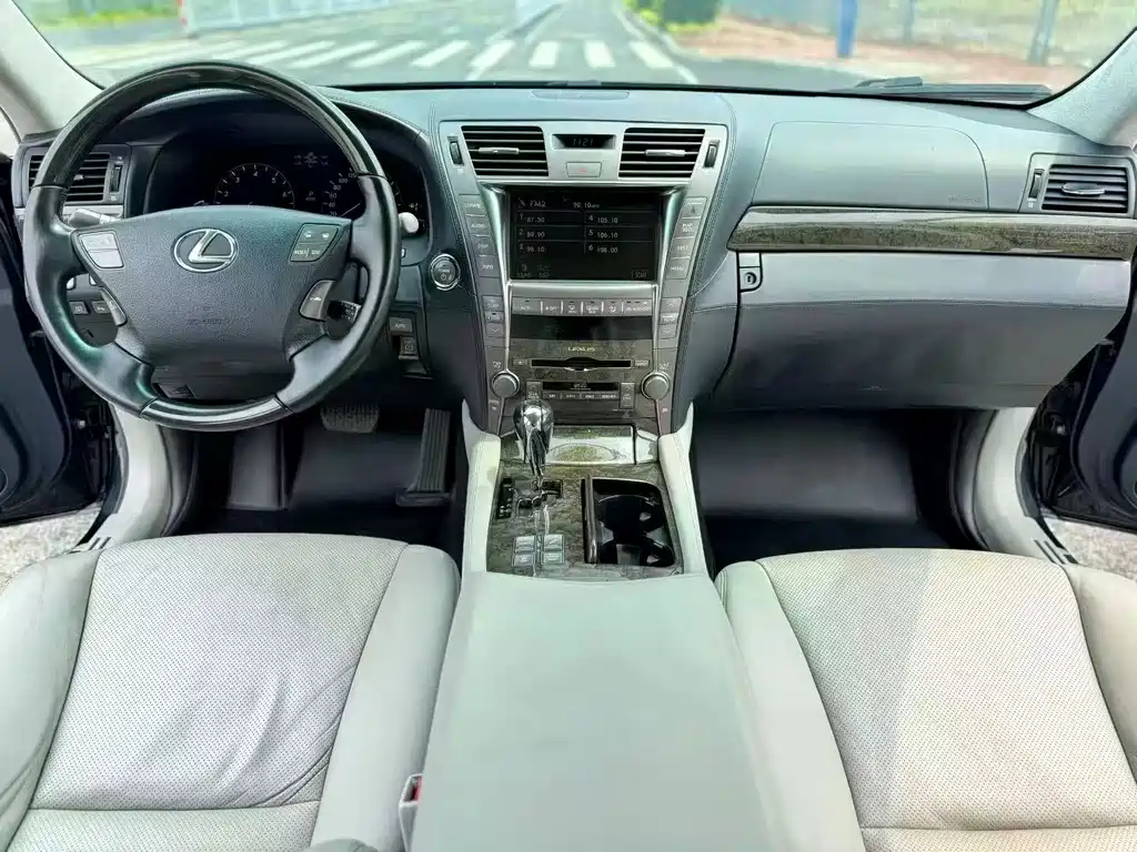 Lexus LS 600 hL Distinguished