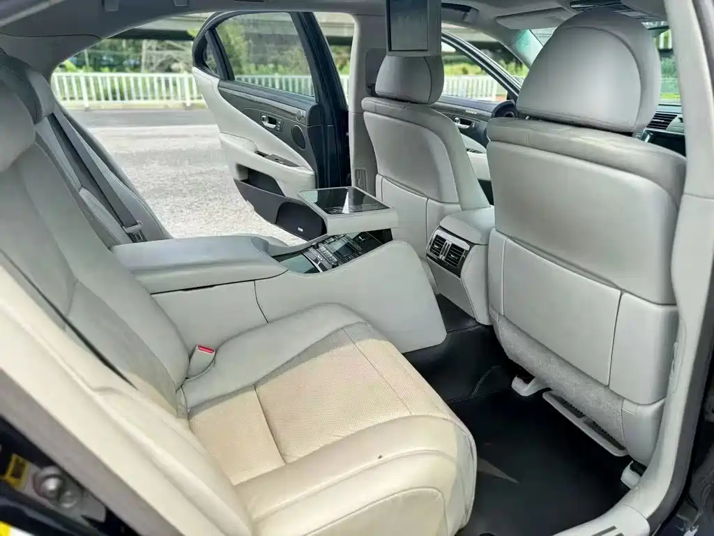 Lexus LS 600 hL Distinguished
