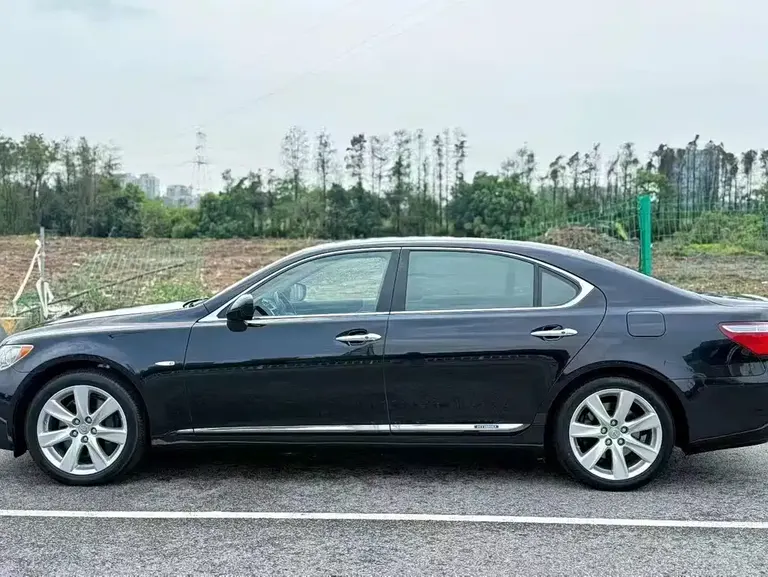 Lexus LS 600 hL Distinguished