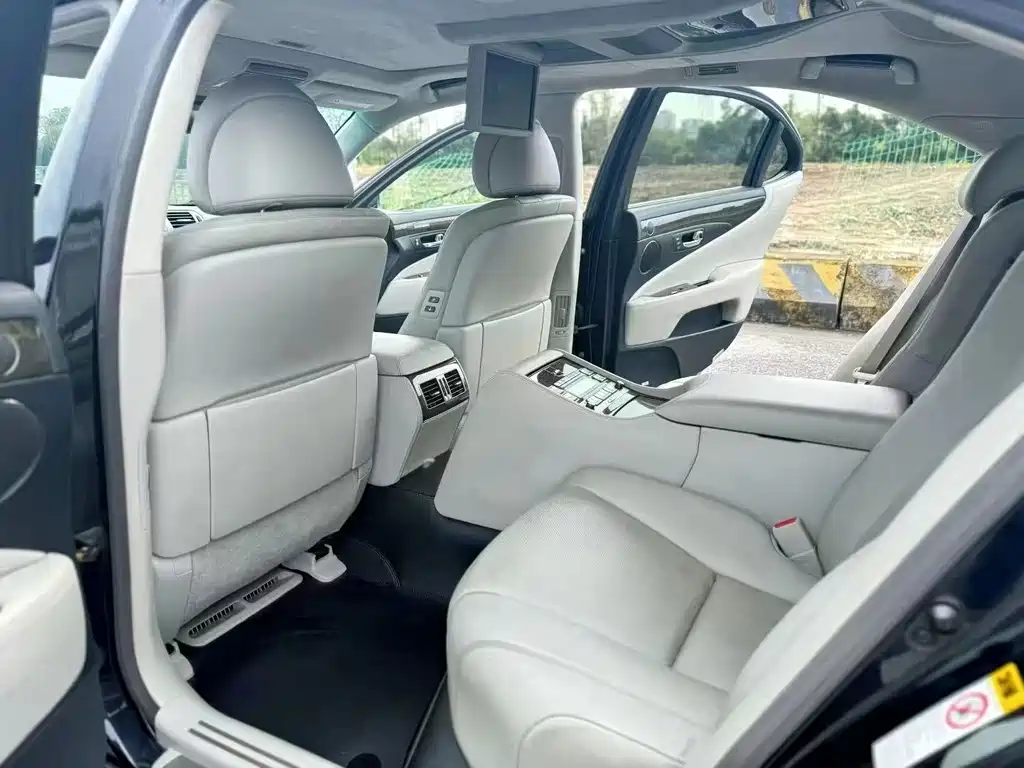 Lexus LS 600 hL Distinguished