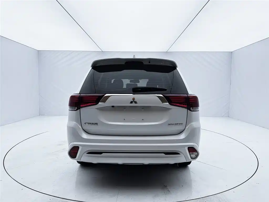Outlander 2.0 L 2 WD Smooth Enjoyment 5-seat