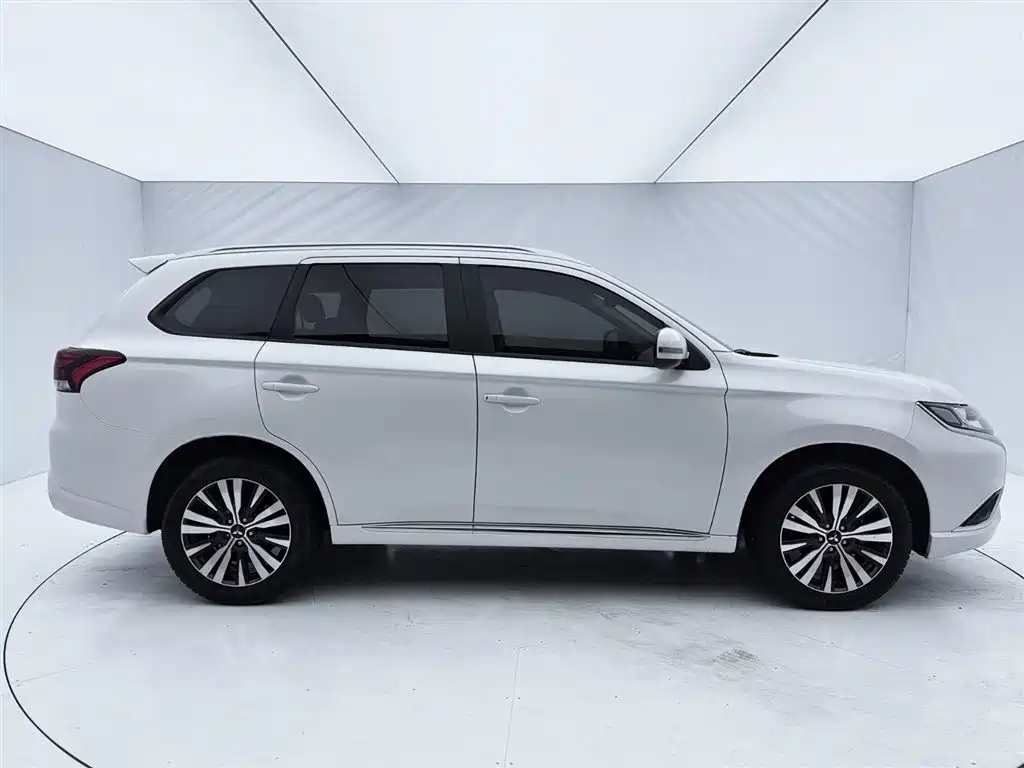 Outlander 2.0 L 2 WD Smooth Enjoyment 5-seat