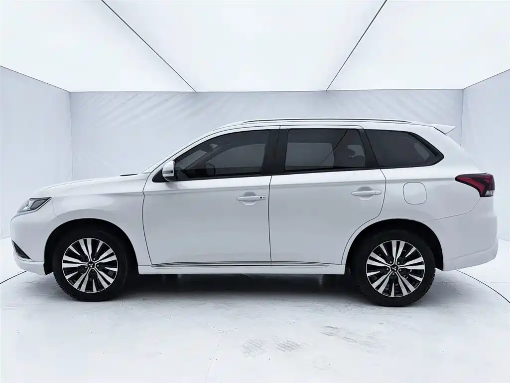 Outlander 2.0 L 2 WD Smooth Enjoyment 5-seat
