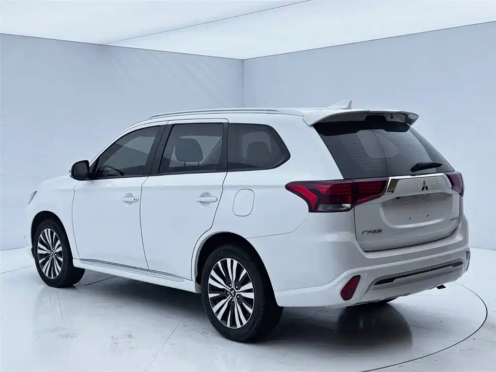 Outlander 2.0 L 2 WD Smooth Enjoyment 5-seat