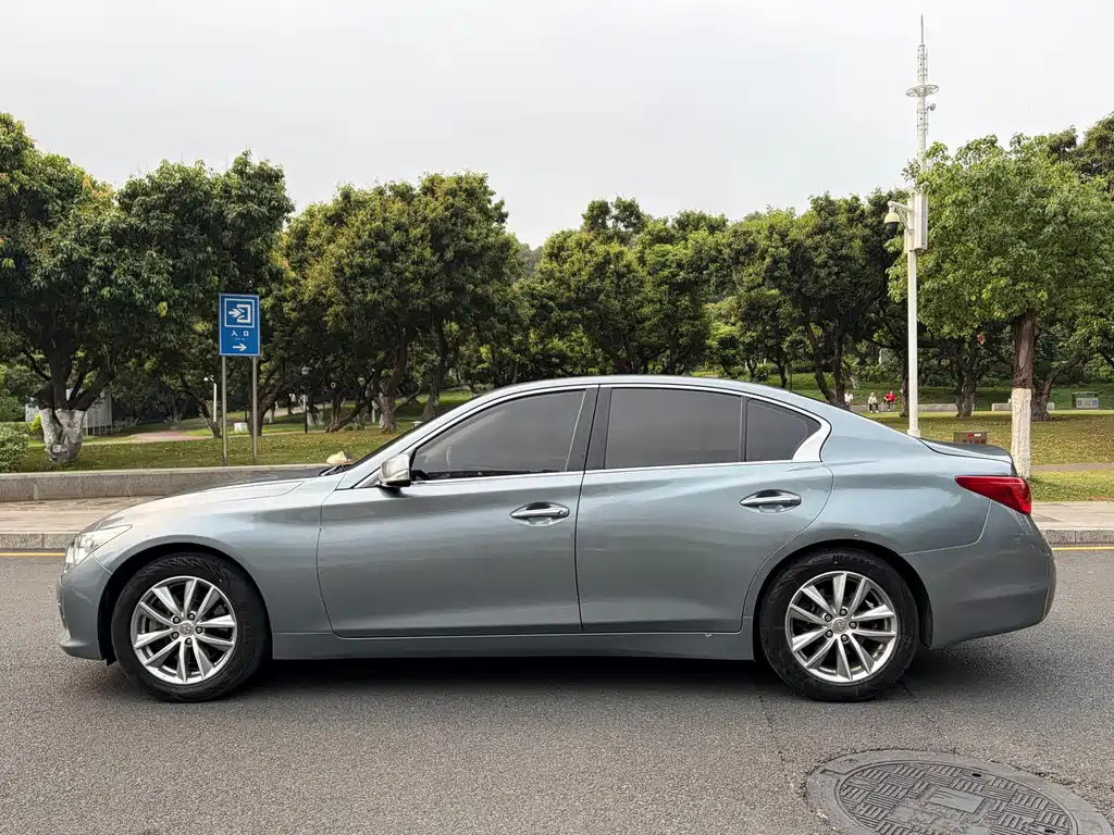 Infiniti Q50 2.0 T Comfort