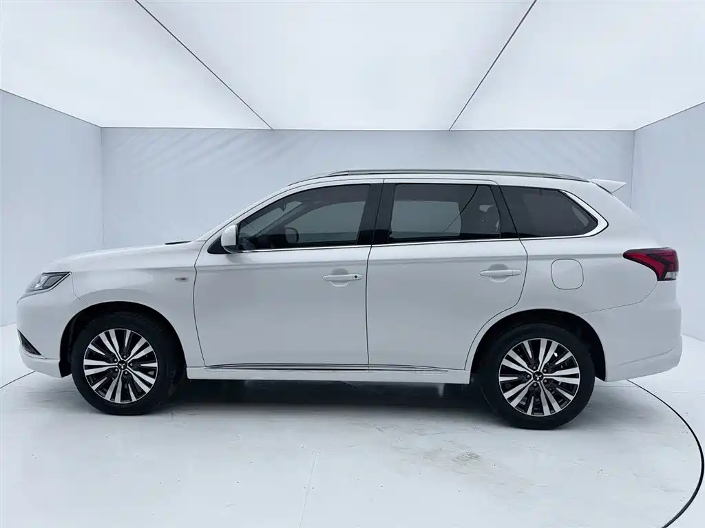 Outlander 2.0 L 2 WD Smooth Travel 5-seat