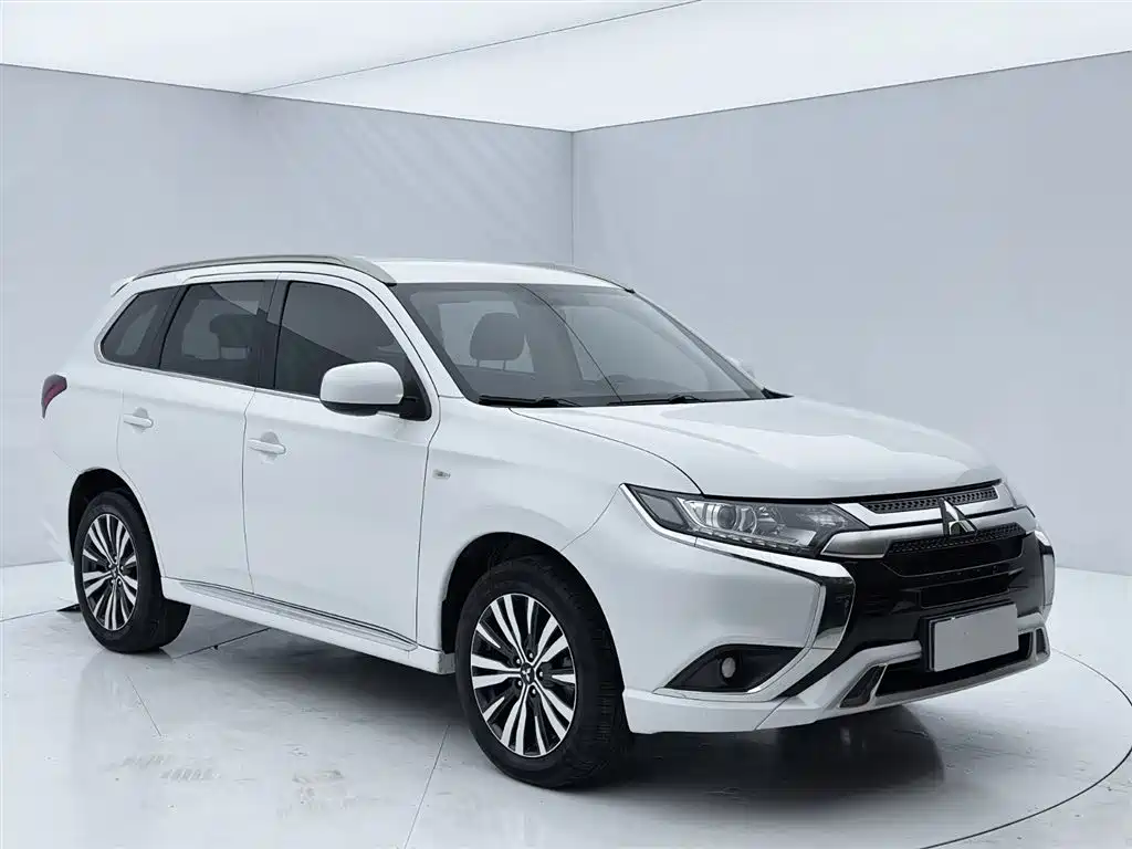 Outlander 2.0 L 2 WD Smooth Travel 5-seat