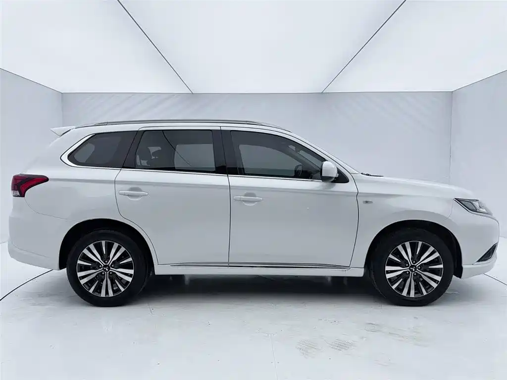 Outlander 2.0 L 2 WD Smooth Travel 5-seat