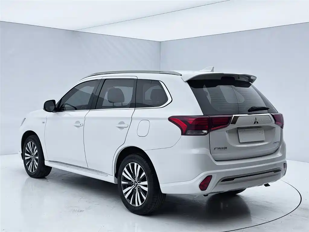 Outlander 2.0 L 2 WD Smooth Travel 5-seat
