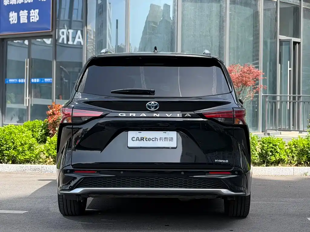 Granvia 2.5 L Hybrid Noble
