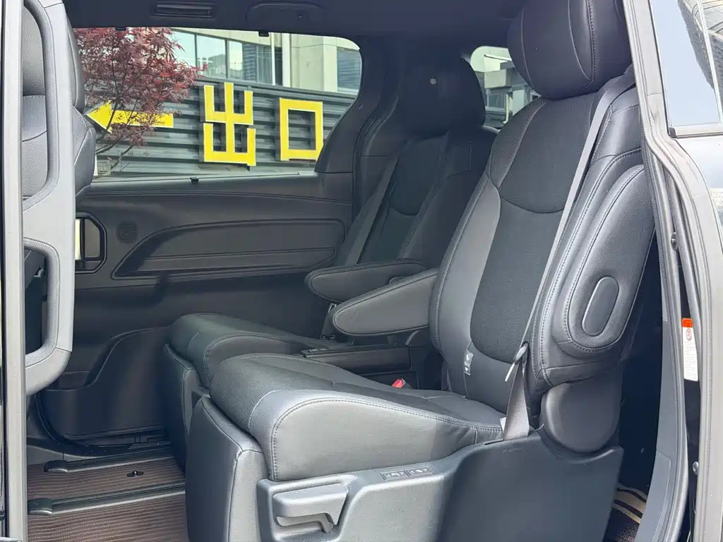 Granvia 2.5 L Hybrid Noble