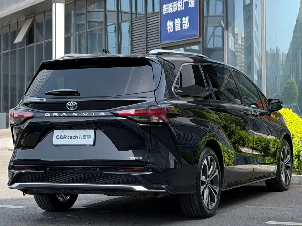Granvia 2.5 L Hybrid Noble