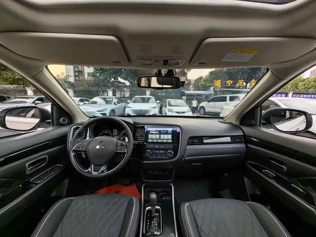 Outlander 2.4 L 4 WD Enjoyment 7-seat