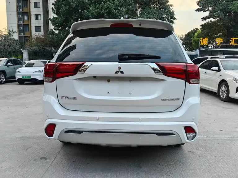 Mitsubishi Outlander 2.4 L 4 WD Enjoyment 7-seat