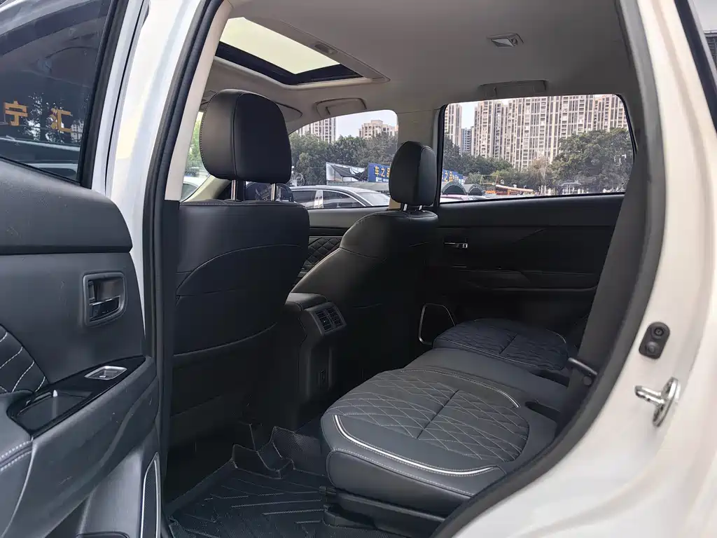 Outlander 2.4 L 4 WD Enjoyment 7-seat