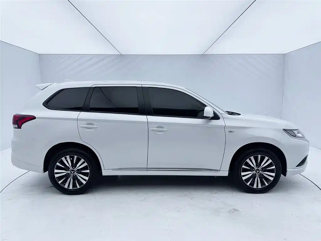 Outlander 2.0 L 2 WD Smooth Travel 5-seat