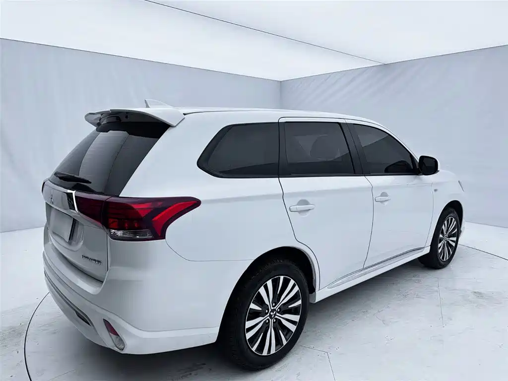 Outlander 2.0 L 2 WD Smooth Travel 5-seat
