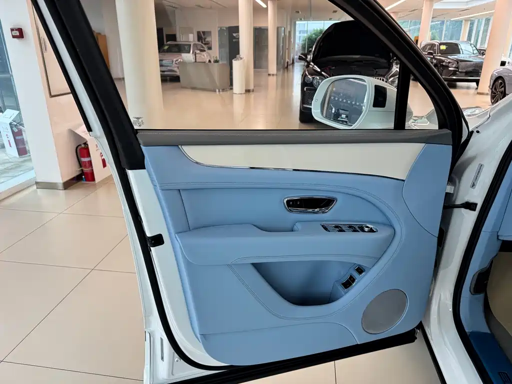 Bentayga 4.0 T V8 LWB Range
