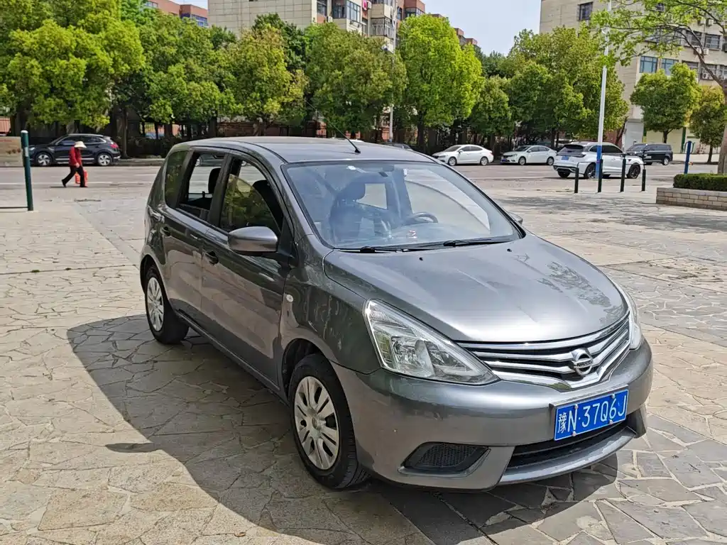 Livina 1.6 XE CVT Comfort