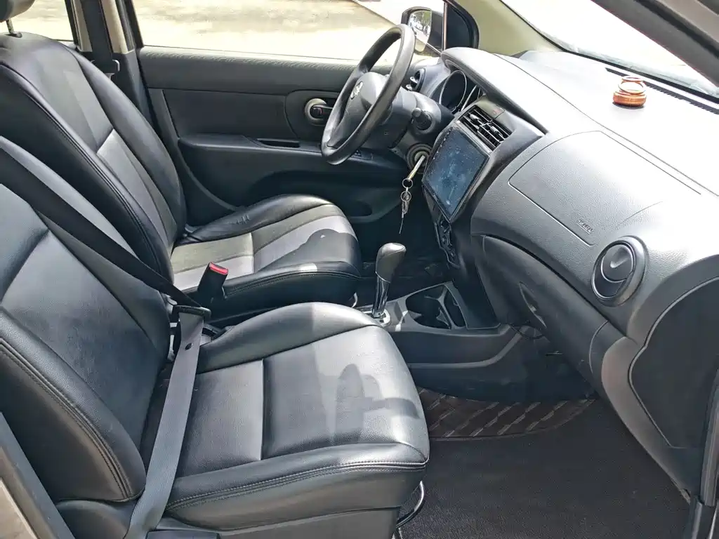 Livina 1.6 XE CVT Comfort