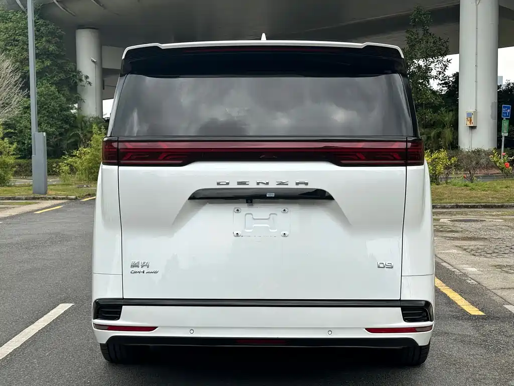 Denza D9 DM-i 970 4 WD Honored