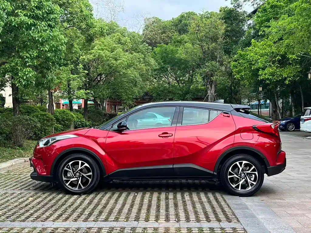 Toyota C-HR 2.0 L Leading