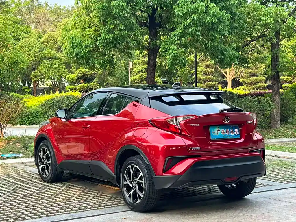 Toyota C-HR 2.0 L Leading
