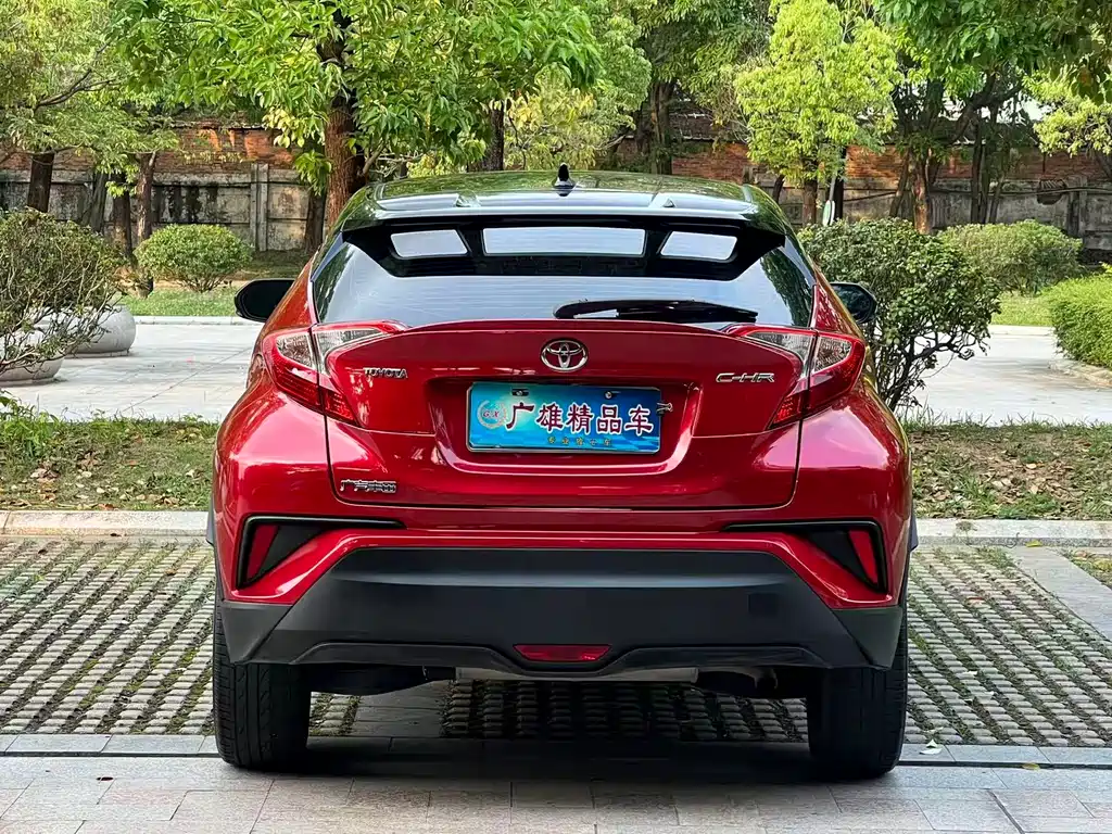 Toyota C-HR 2.0 L Leading