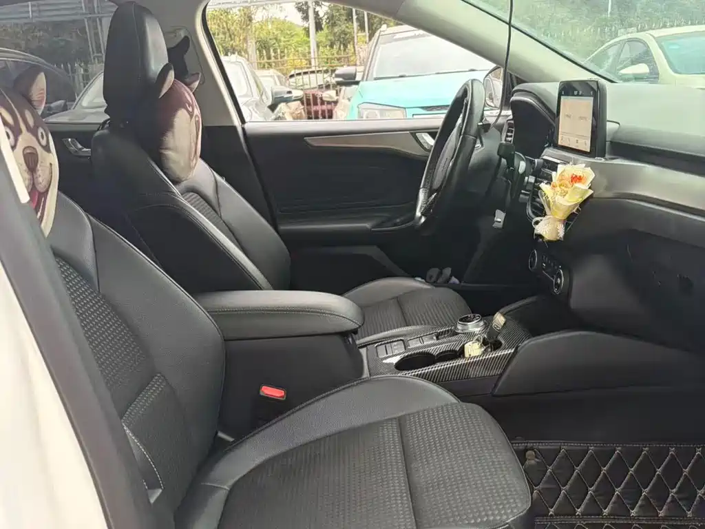 Focus Sedan EcoBoost 180 Auto Sharp Trend