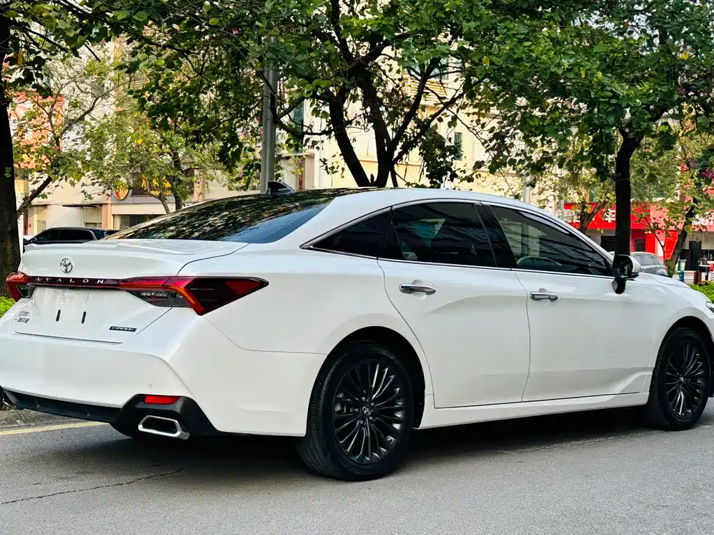 Avalon 2.5 L Touring Distinguished