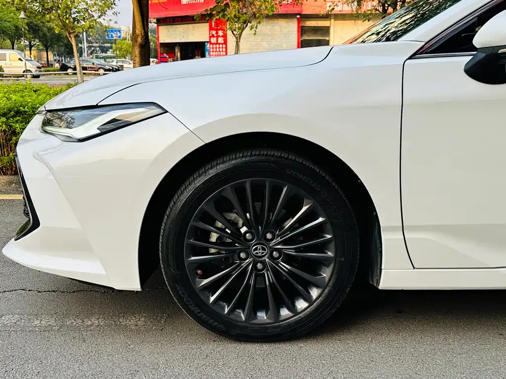 Avalon 2.5 L Touring Distinguished