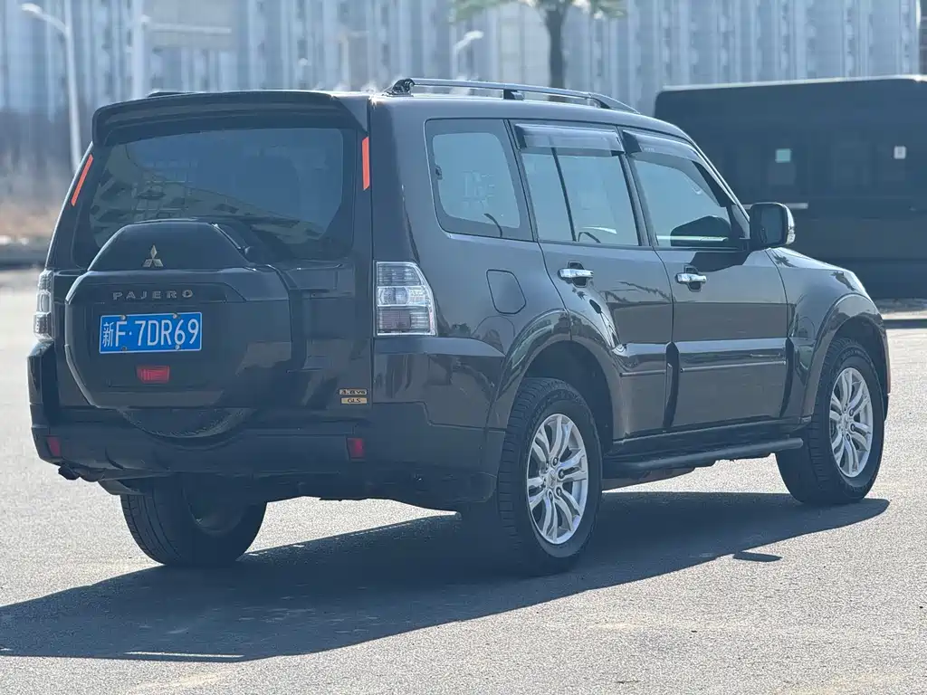 Pajero (Import) 3.0 L Auto Distinguished