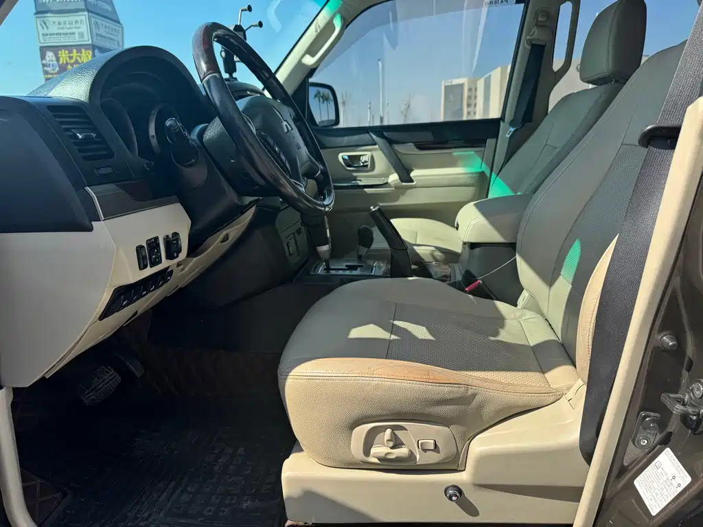 Pajero (Import) 3.0 L Auto Distinguished