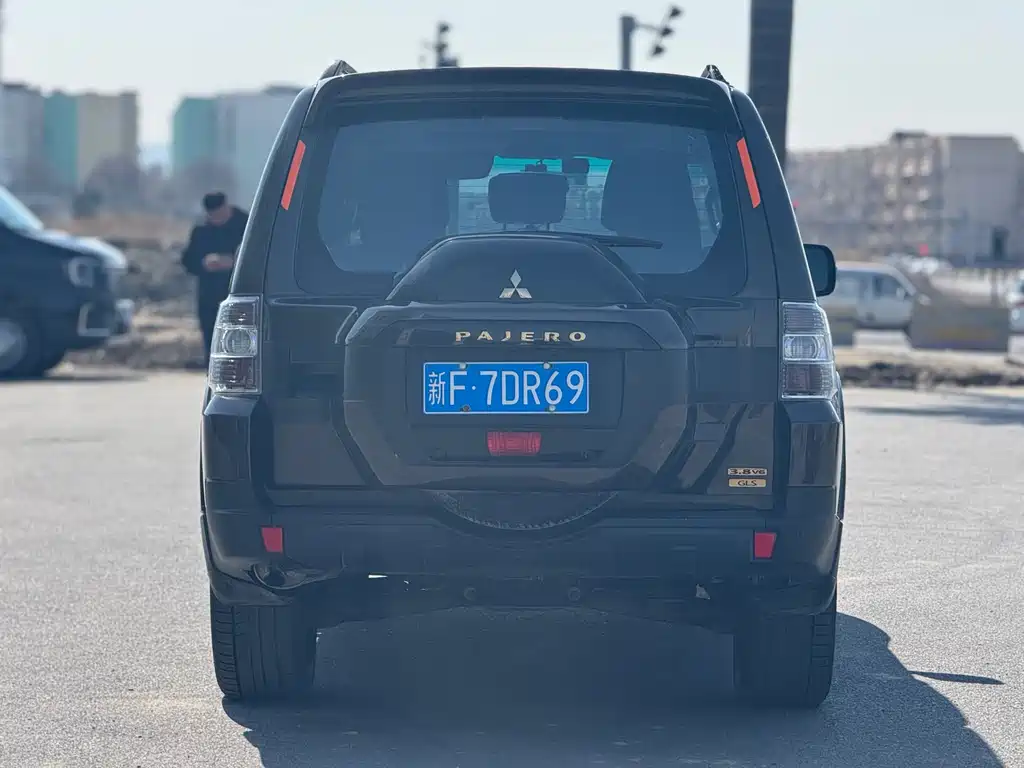 Pajero (Import) 3.0 L Auto Distinguished