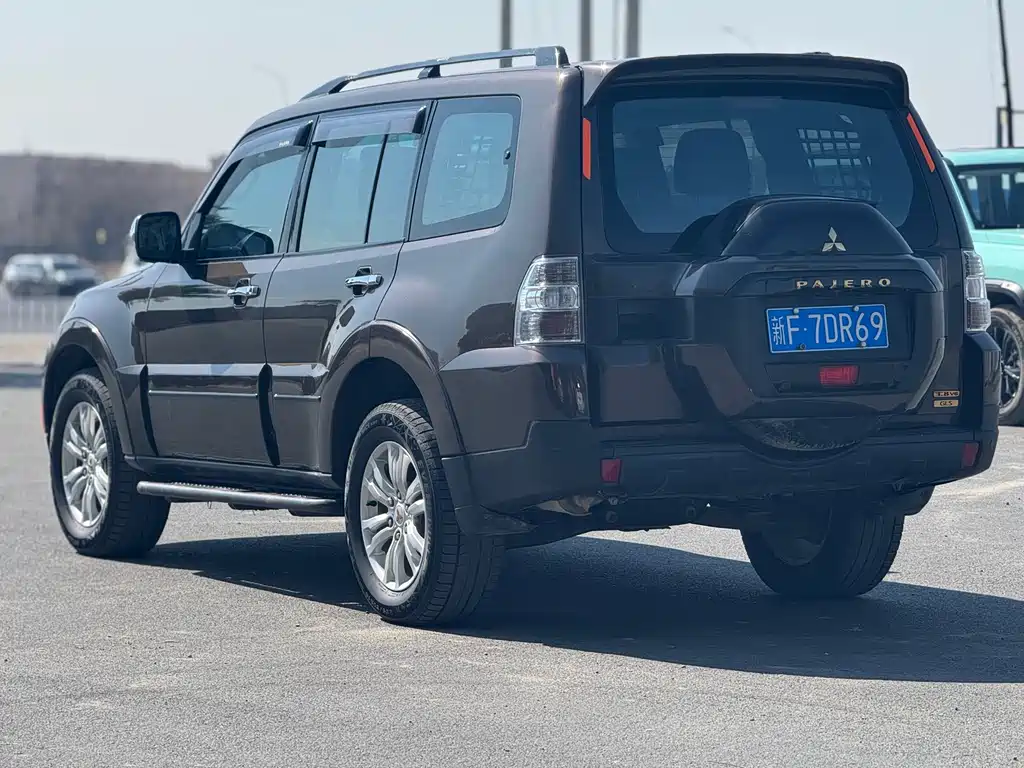 Pajero (Import) 3.0 L Auto Distinguished