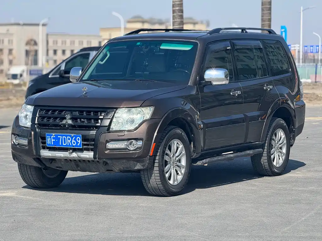 Pajero (Import) 3.0 L Auto Distinguished